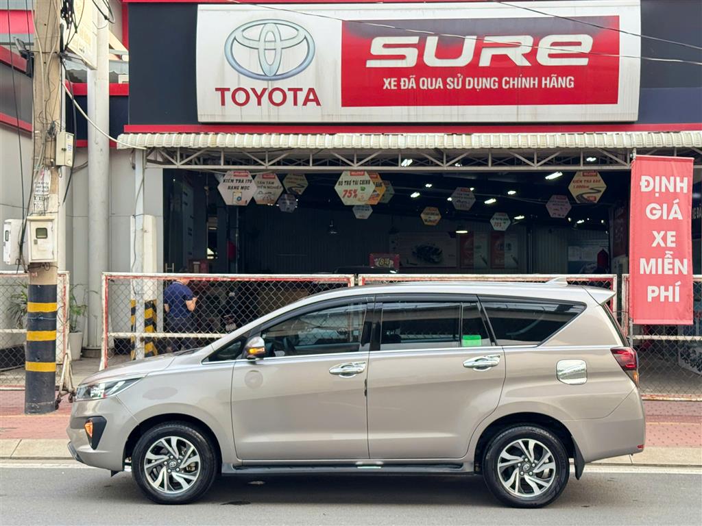 TOYOTA INNOVA 2.0E