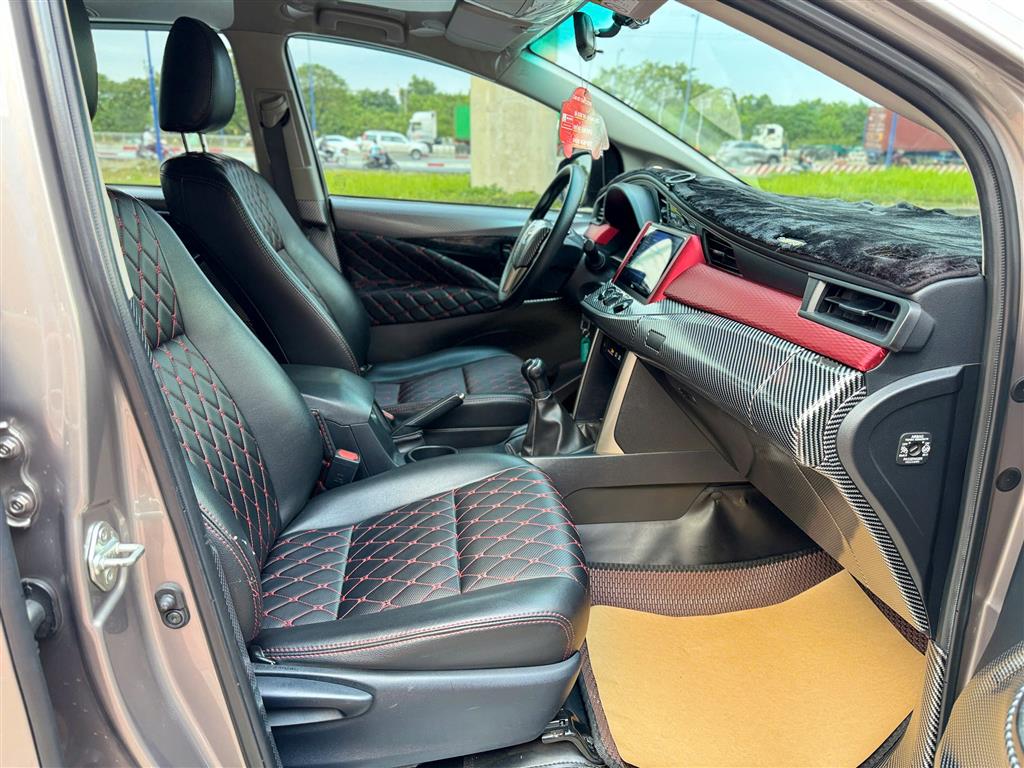 TOYOTA INNOVA 2.0E