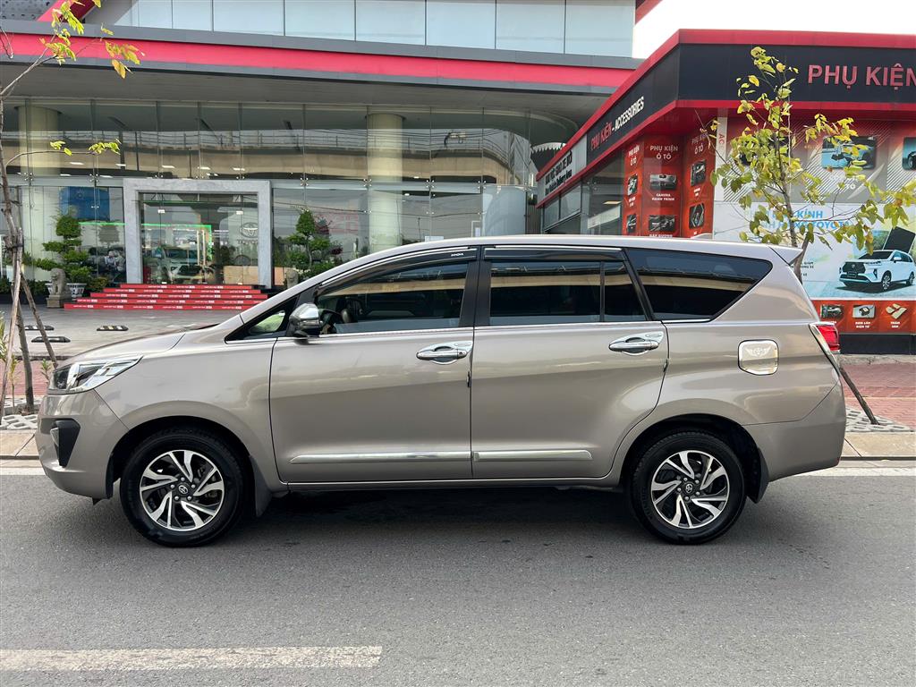 TOYOTA INNOVA 2.0E
