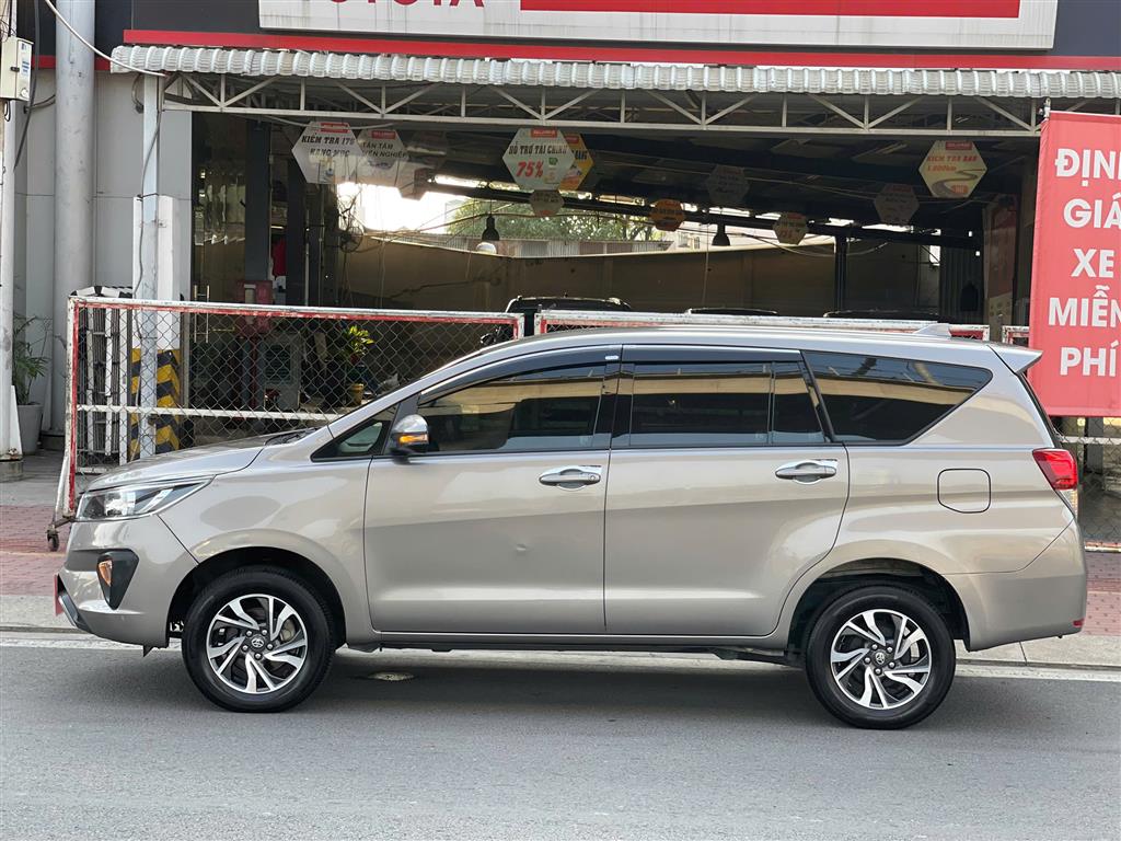 TOYOTA INNOVA 2.0E